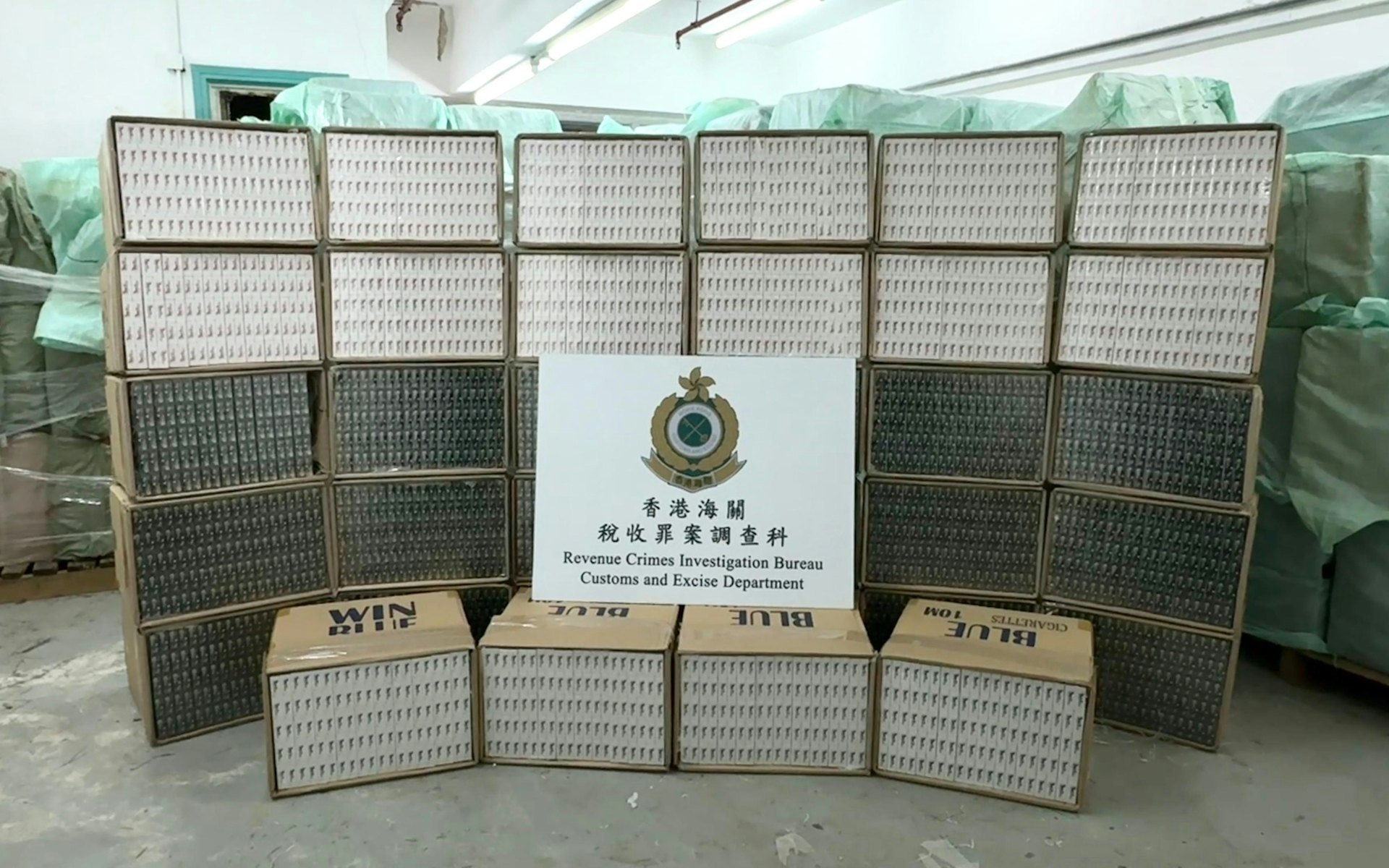 海關在屯門三個工廈單位檢獲近千萬支私煙。（海關圖片）