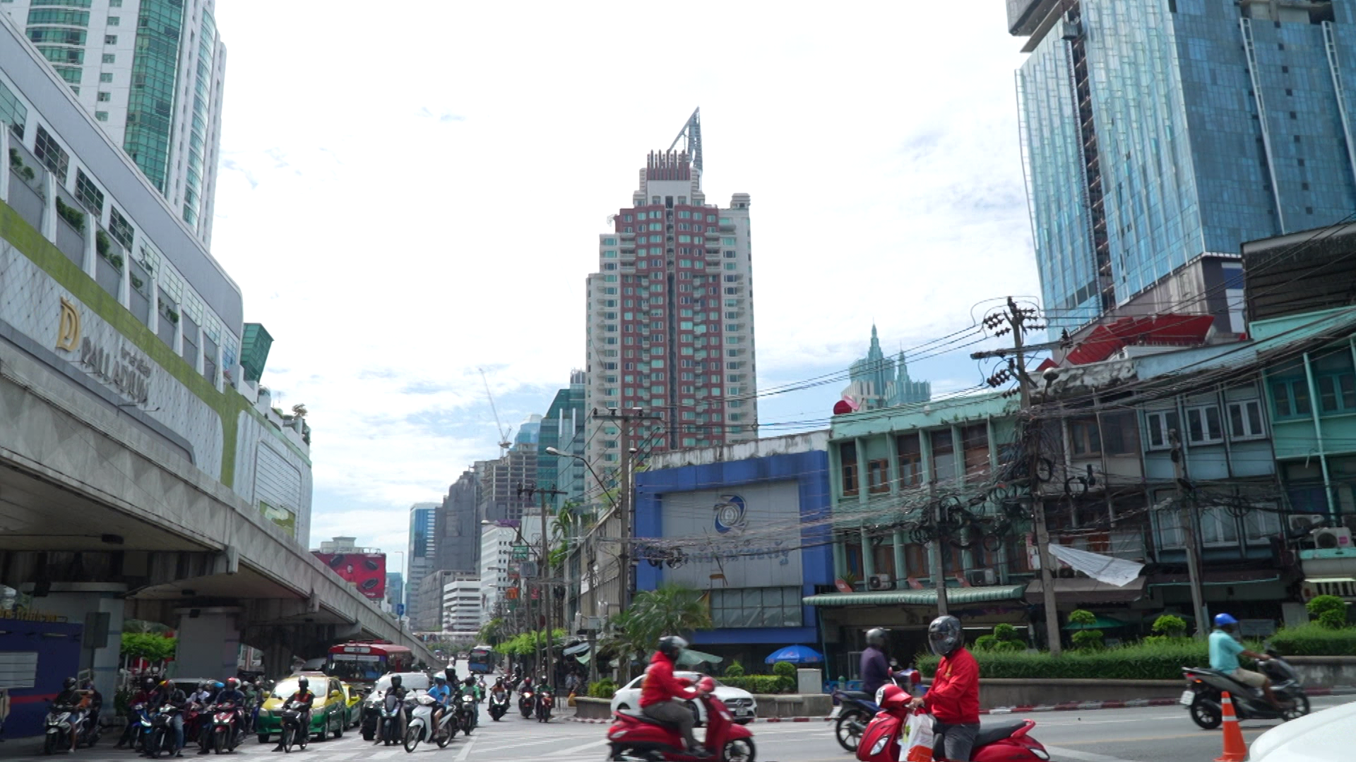 有曼谷女人街之稱的水門市場，疫情後重開，不久將有地鐵開通。