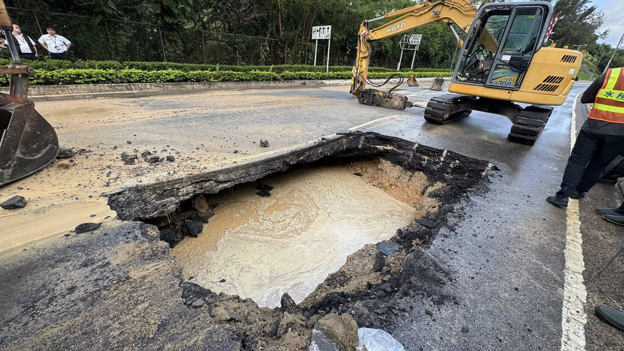 將軍澳環保大道直徑900毫米咸水管爆裂。(FB@方國珊)