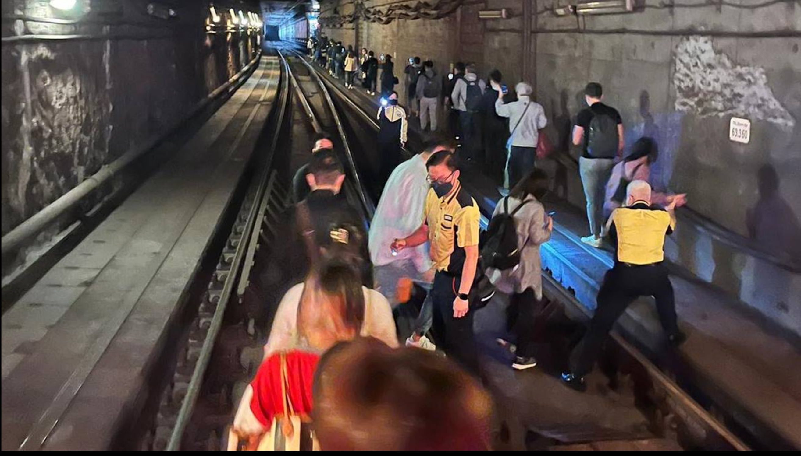 乘客烏燈黑火疏散