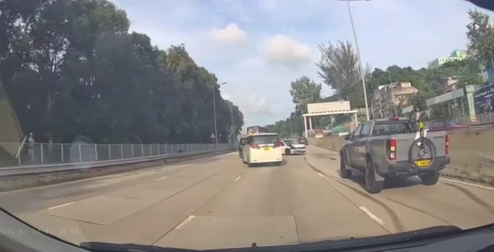 車Cam直擊｜元朗私家車狂飆失控　撞壆翻轉橫跨車道震撼畫面曝光