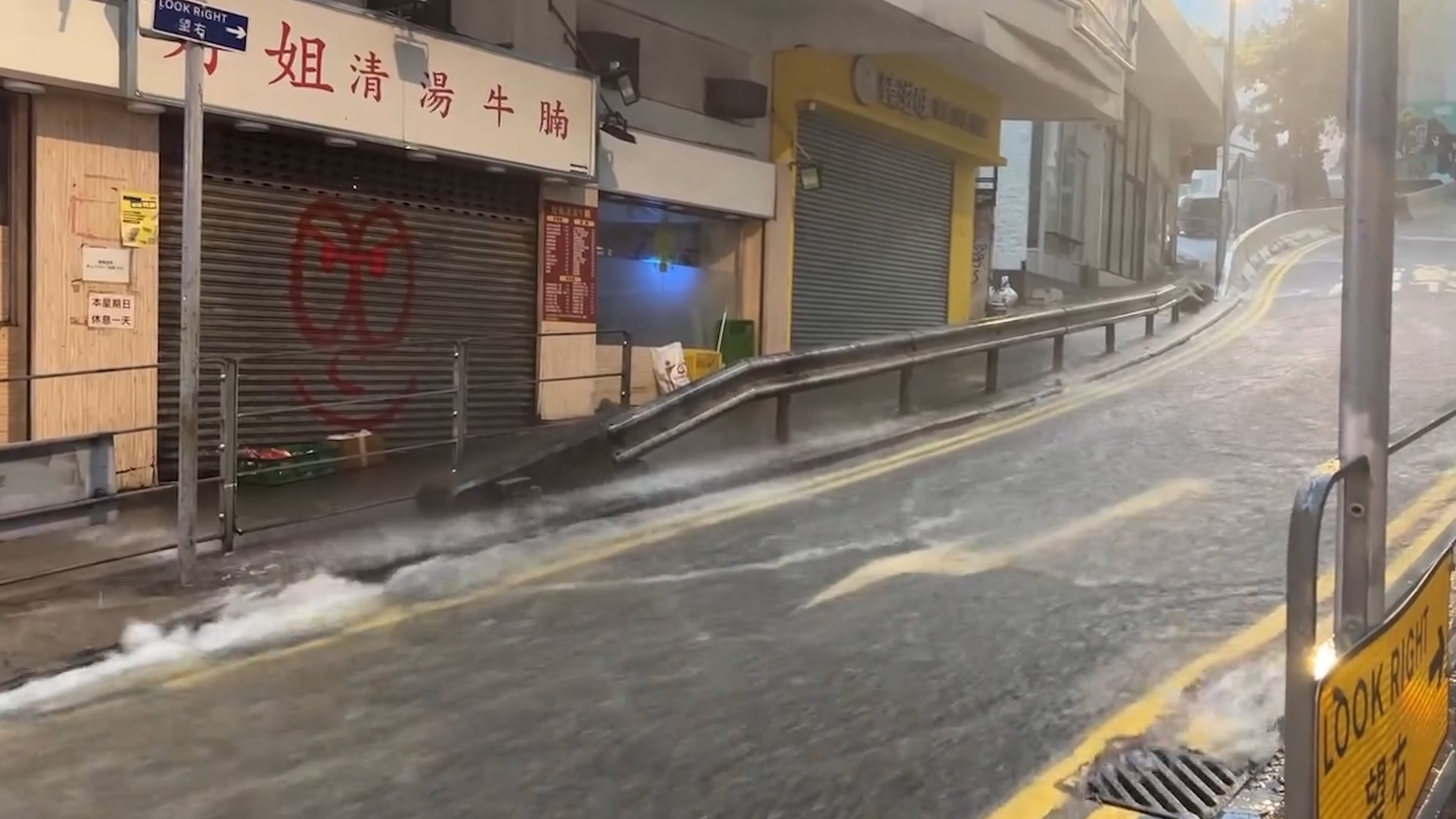 受熱帶氣旋「楊柳」影響，本港周四（8月14日）早上天氣急劇惡化，多區出現大驟雨及狂風雷暴。