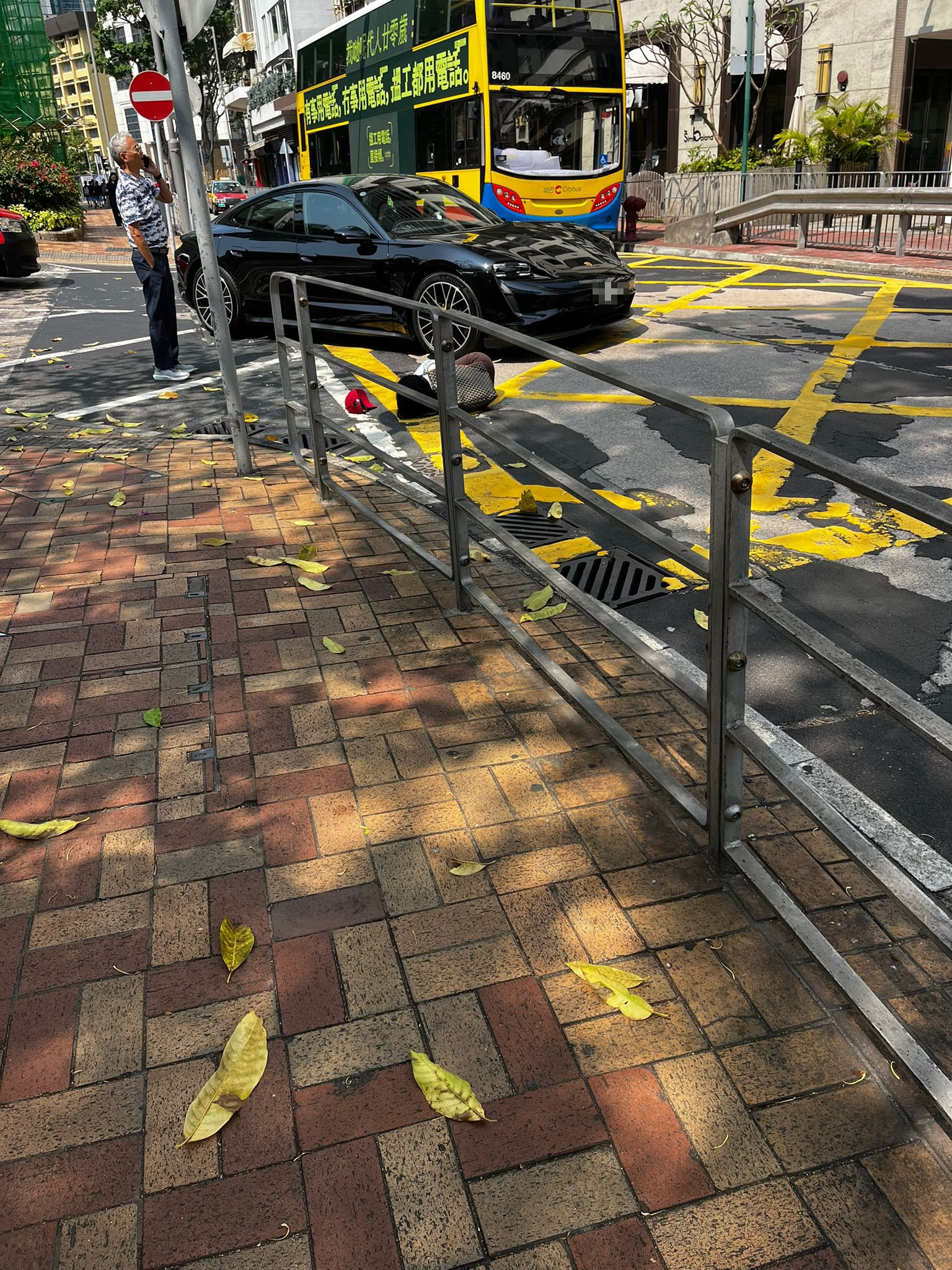 今日（3月25日）上午10時47分，一輛保時捷私家車在大坑道與銅鑼灣道交界，撞倒一名女途人。（Facebook圖片／馬路的事 (即時交通資訊台)／Bosco Chu）