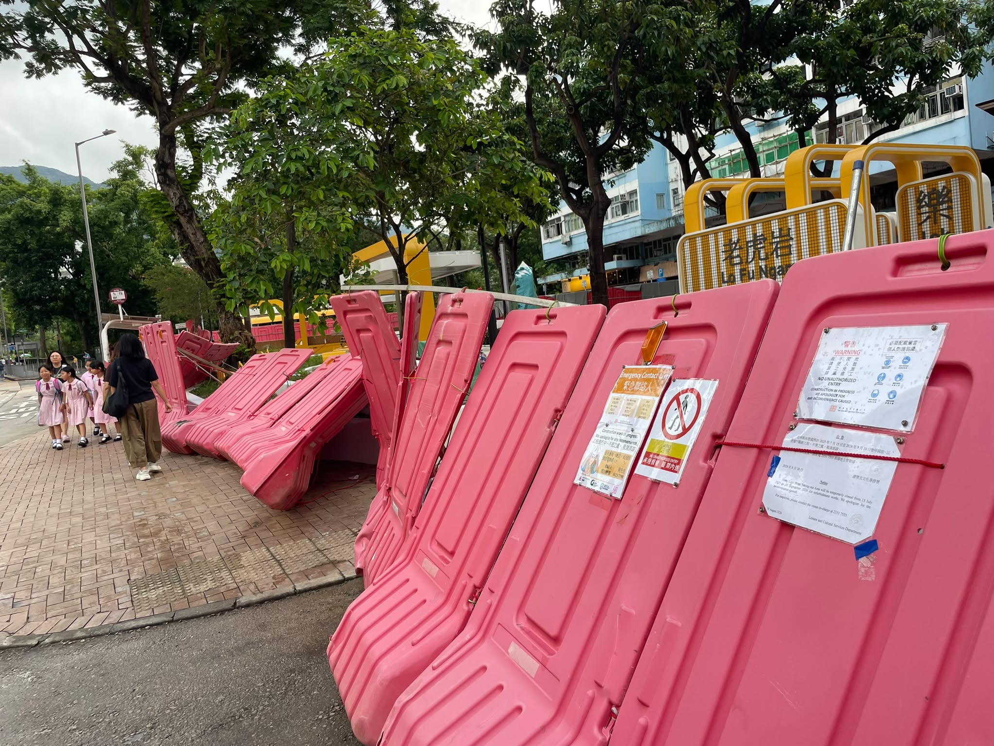 東張西望報料｜樂富地盤圍板倒塌霸行人路一周　學生巴士客被迫繞路惟投訴無果 （觀眾潘先生報料）