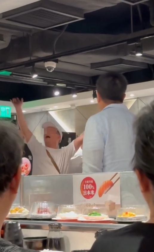 有片｜大叔爭鮮店內爆粗大鬧更掟錢辱女店員　食客狂轟「影衰香港人」