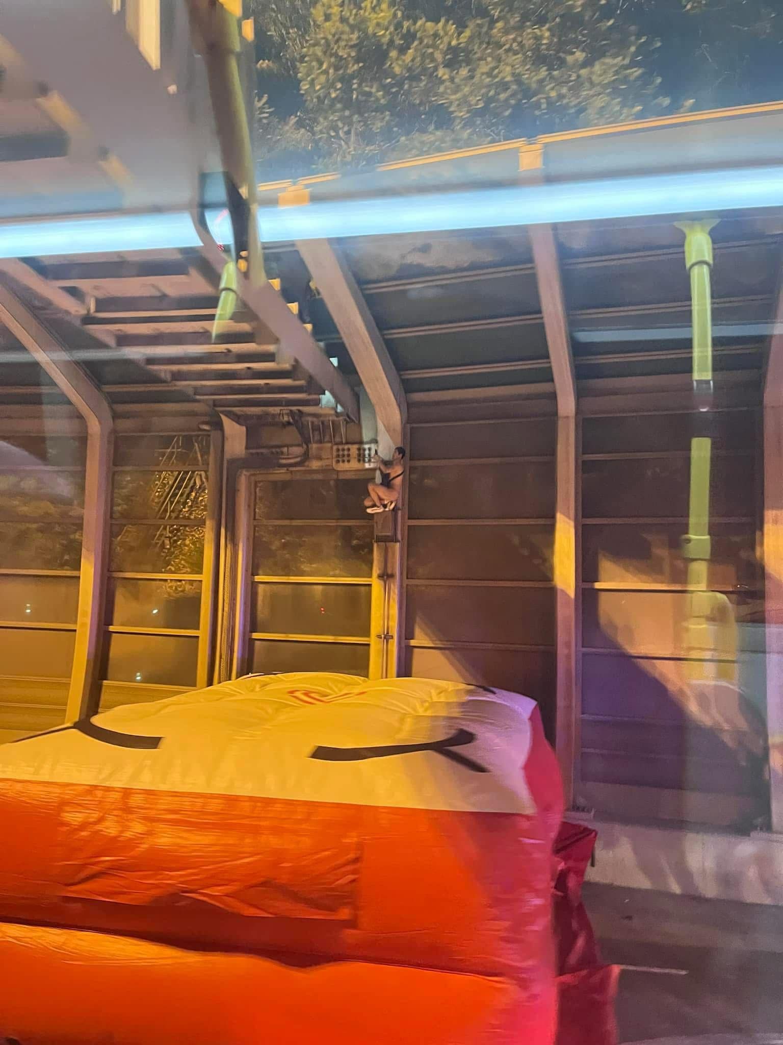 青沙公路男子赤裸「露鳥」爬上隔音屏