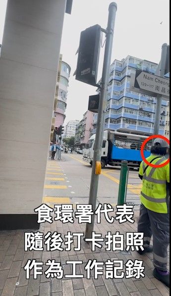 食環署外判清潔工涉自貼街招扮清理，現轉介警方跟進事件。