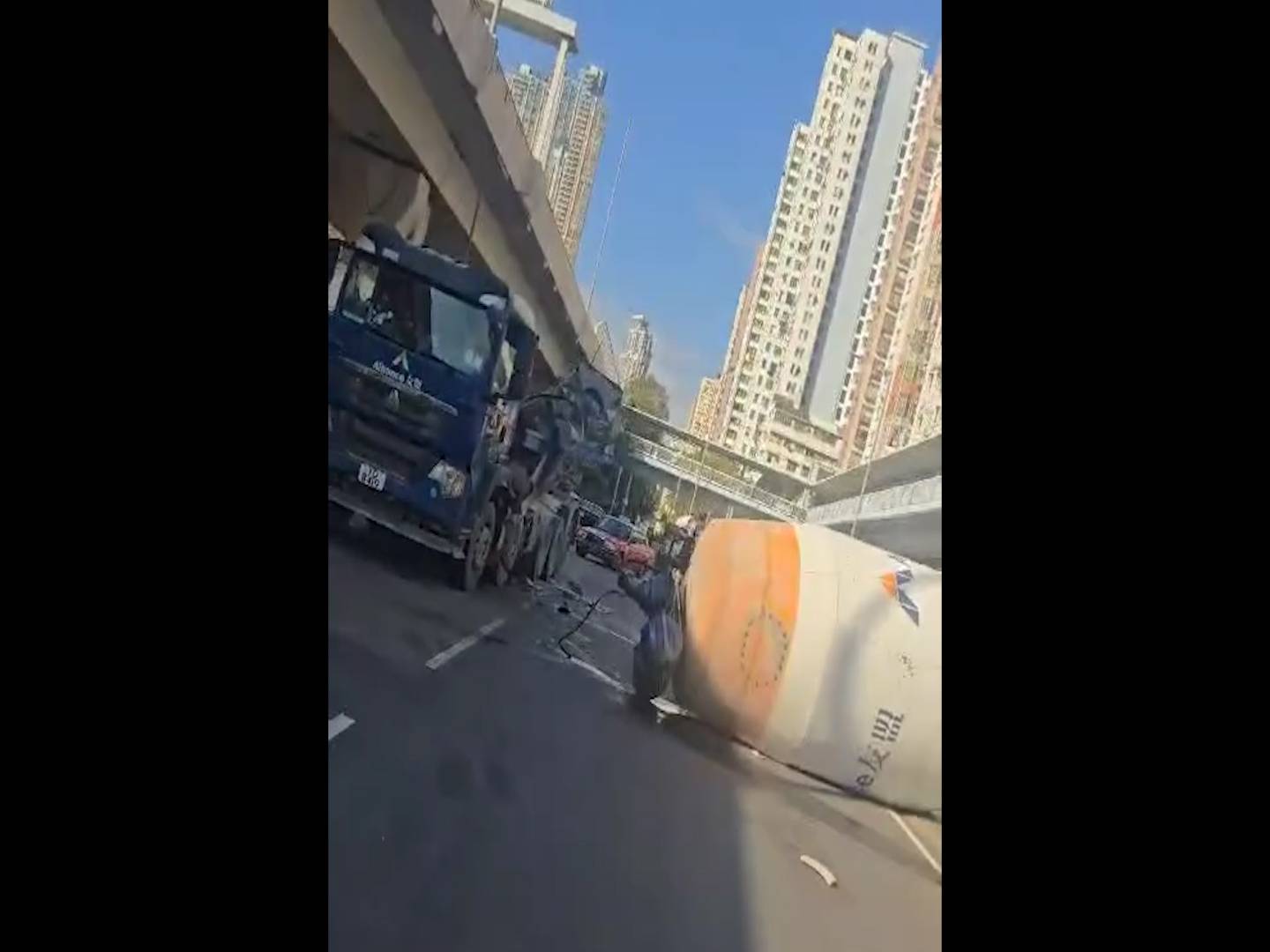 油麻地田螺車車斗甩脫卡馬路