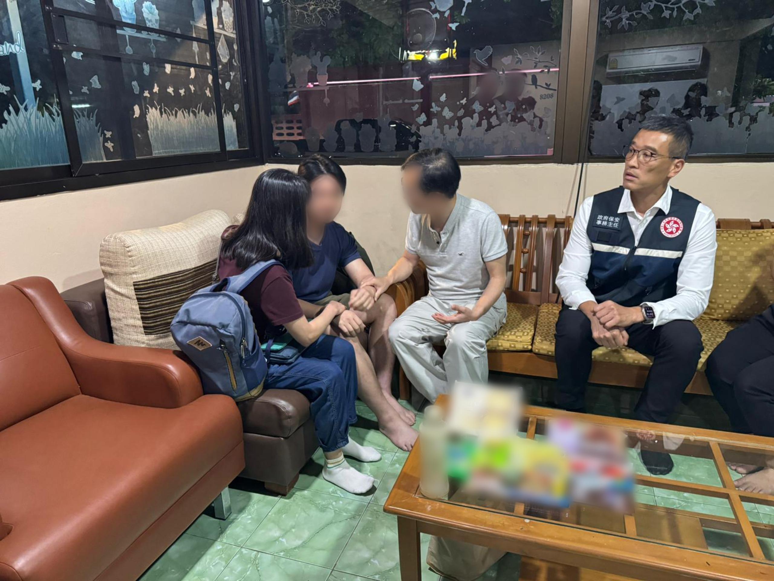 圖示獲救港人（左二）在當地與家屬團聚。（保安局圖片）