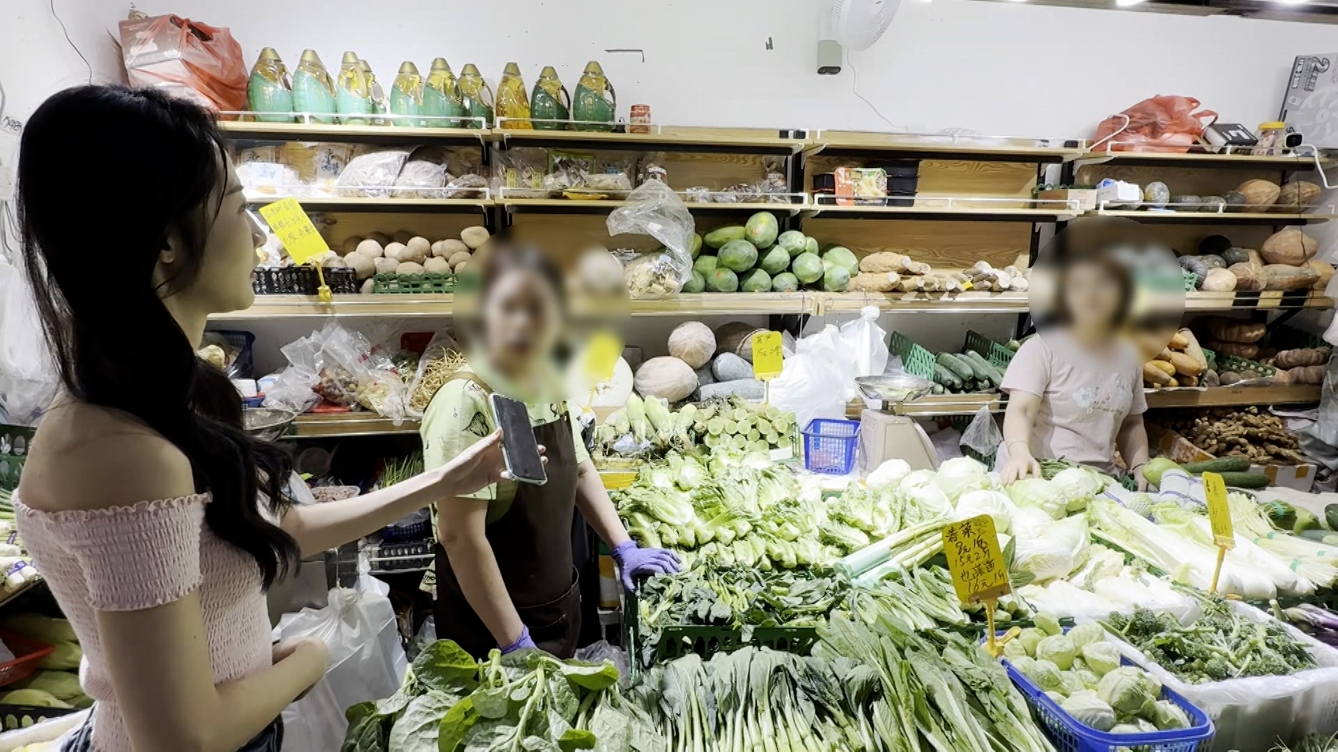 《東張西望》人員向檔主查詢，檔主表示相關熟食是自用，不會賣給客人。