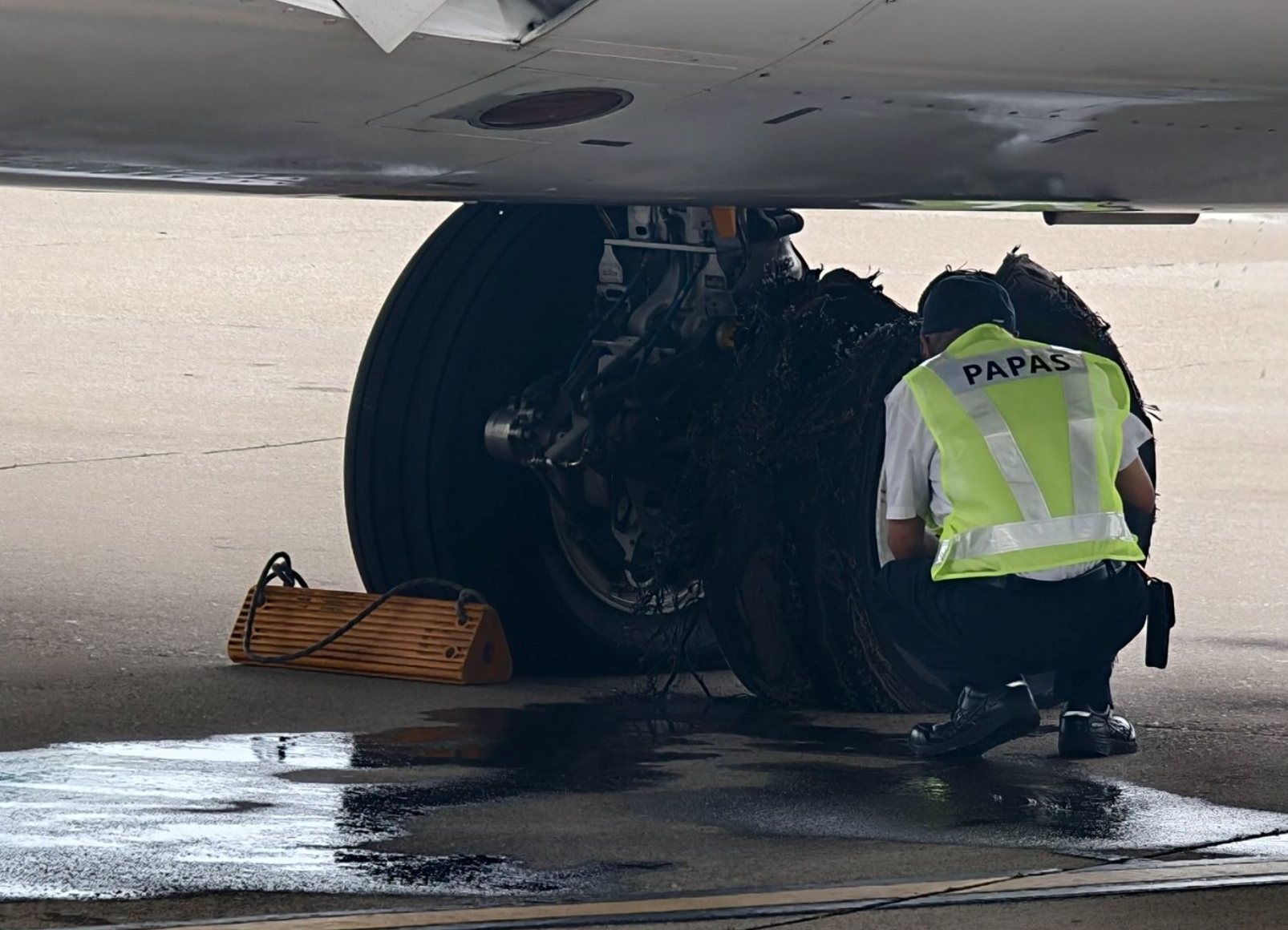 馬航MH79客機香港機場赴吉隆坡　準備起飛期間「爆胎」急刹停 （FB＠Richard Hou）