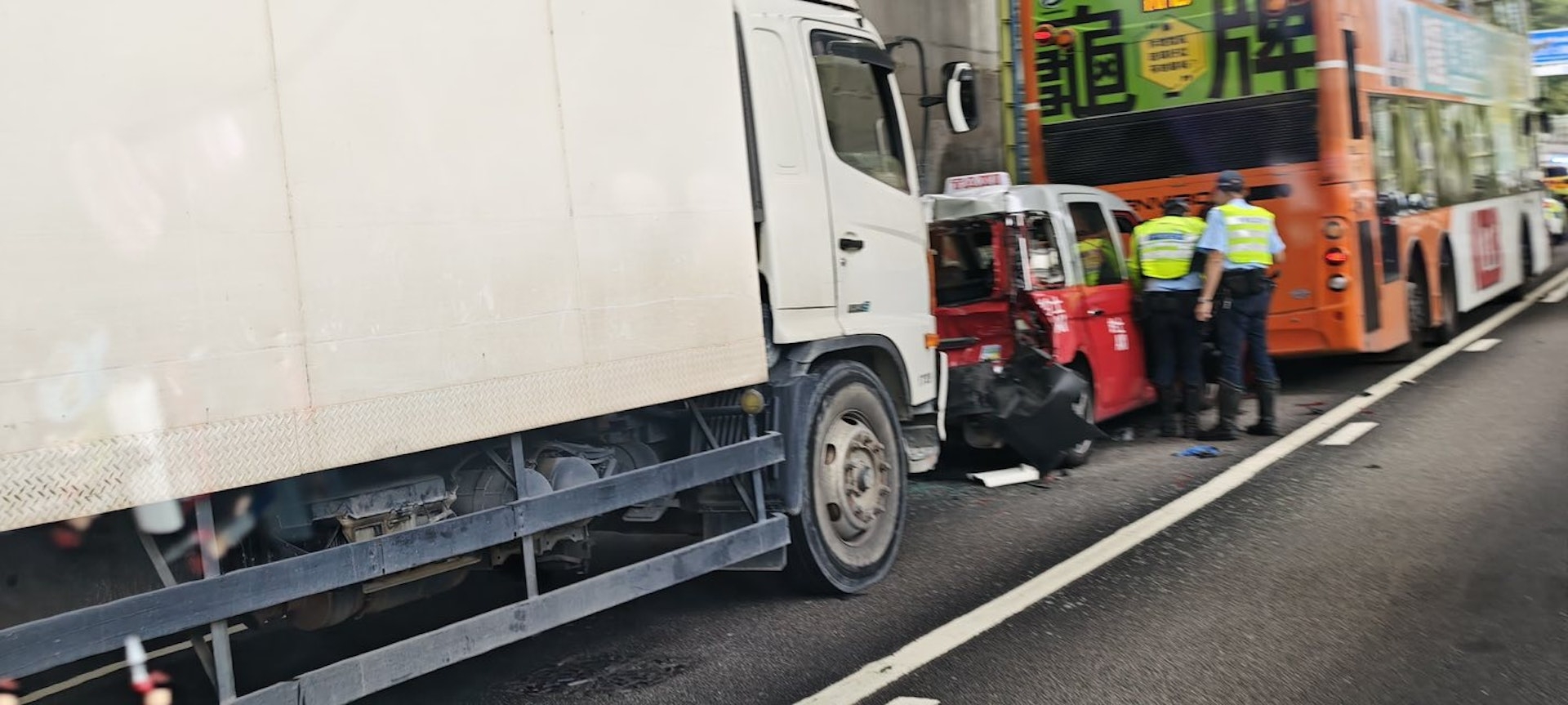 沙田青沙公路三車串燒相撞　「小露寶」的士遭夾擊司機受傷送院