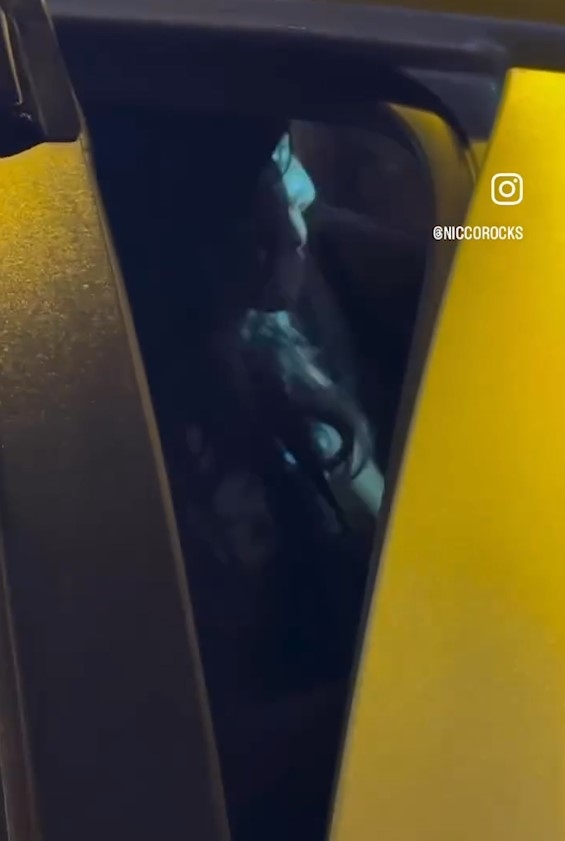 泰國曼谷鬧市驚現「持刀女」　向途人揮刀全被拍下勁恐怖　終被警員制伏