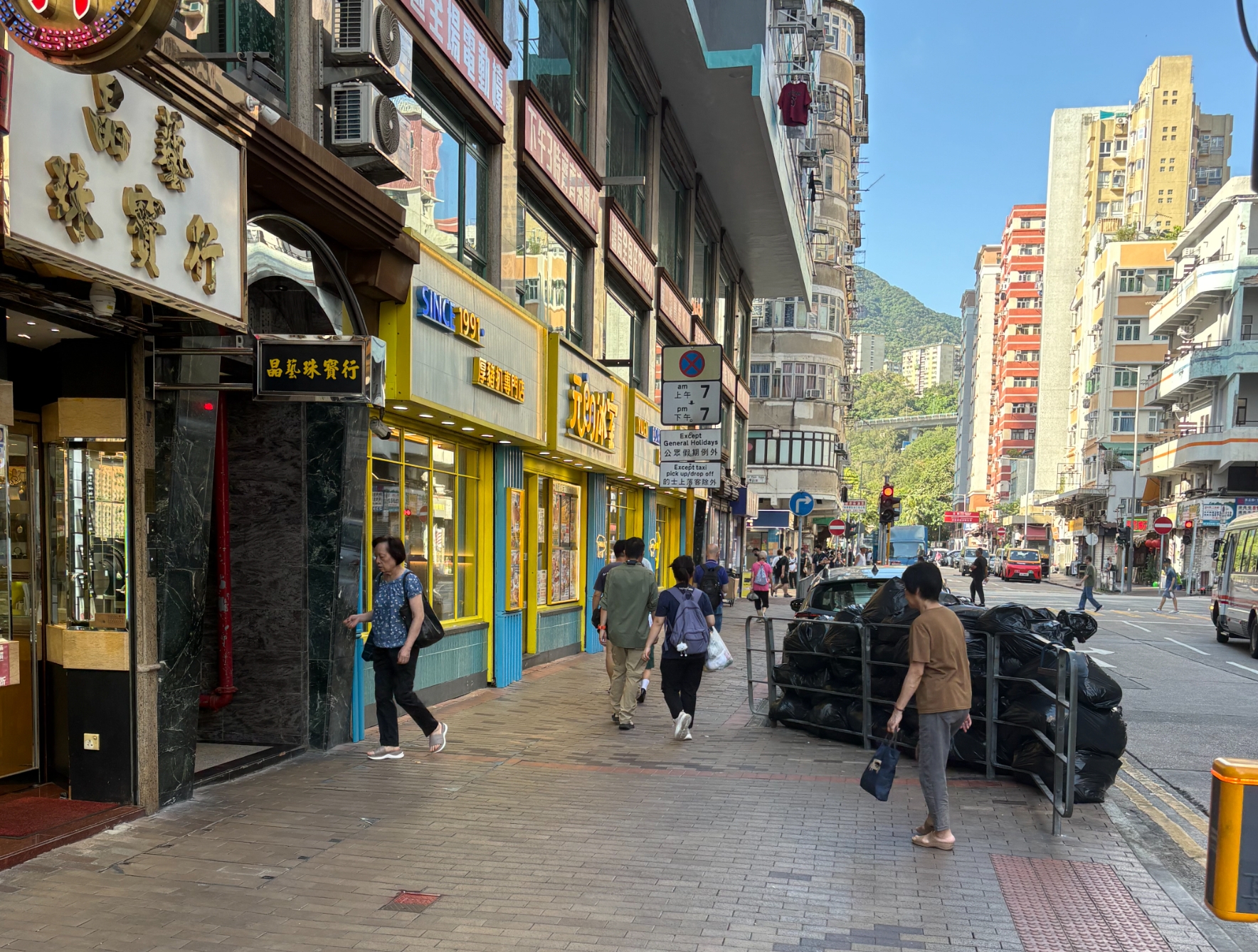 東張西望報料｜長沙灣餐廳亂掉垃圾飄惡臭　居民報東張投訴：惹老鼠點算？ （觀眾張小姐提供）
