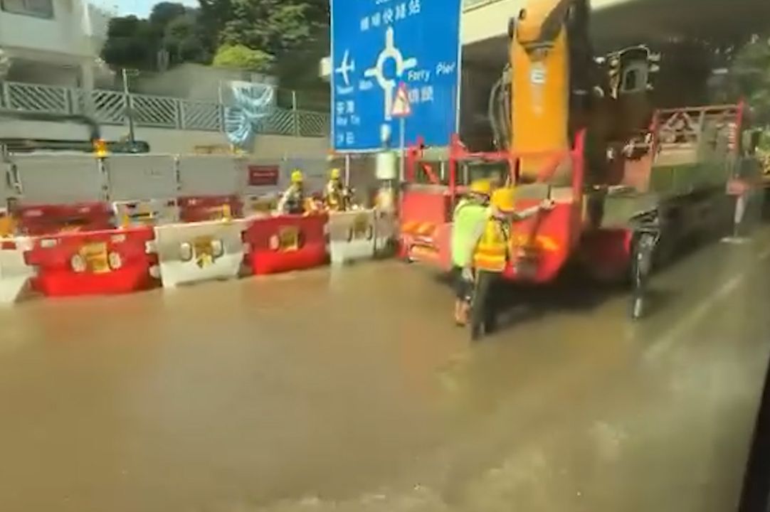 青衣警署正門前爆水管，泥水淹行人路及馬路。(現場影片截圖)