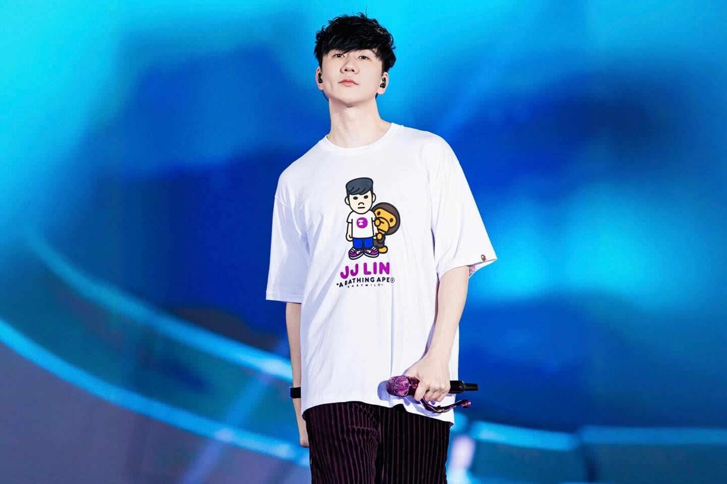 May be an image of ‎1 person, bangs and ‎text that says '‎- دل NATHINGAPEO JULIN ABATHINGAPEO APEФ‎'‎‎