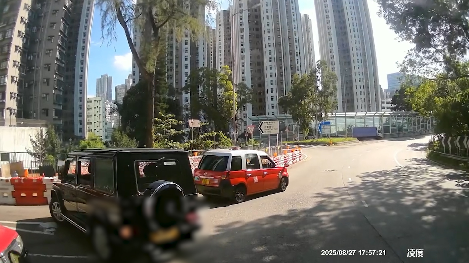 「馬路炸彈」四圍走　唔掛車牌逆線行仲撞貨車尾