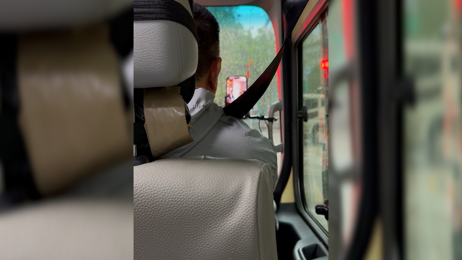 東張西望報料｜黃竹坑小巴司機疑「危險駕駛」開車播片　觀眾憂發生車禍 （觀眾陳小姐提供東張影片截圖）