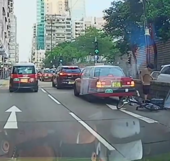 車Cam直擊｜電動單車馬路行快線送外賣追尾撞的士