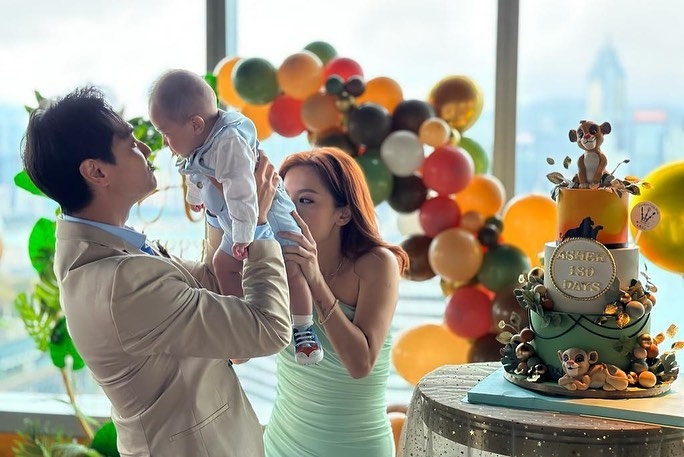 何雁詩搞笑地聞兒子Asher屁股。