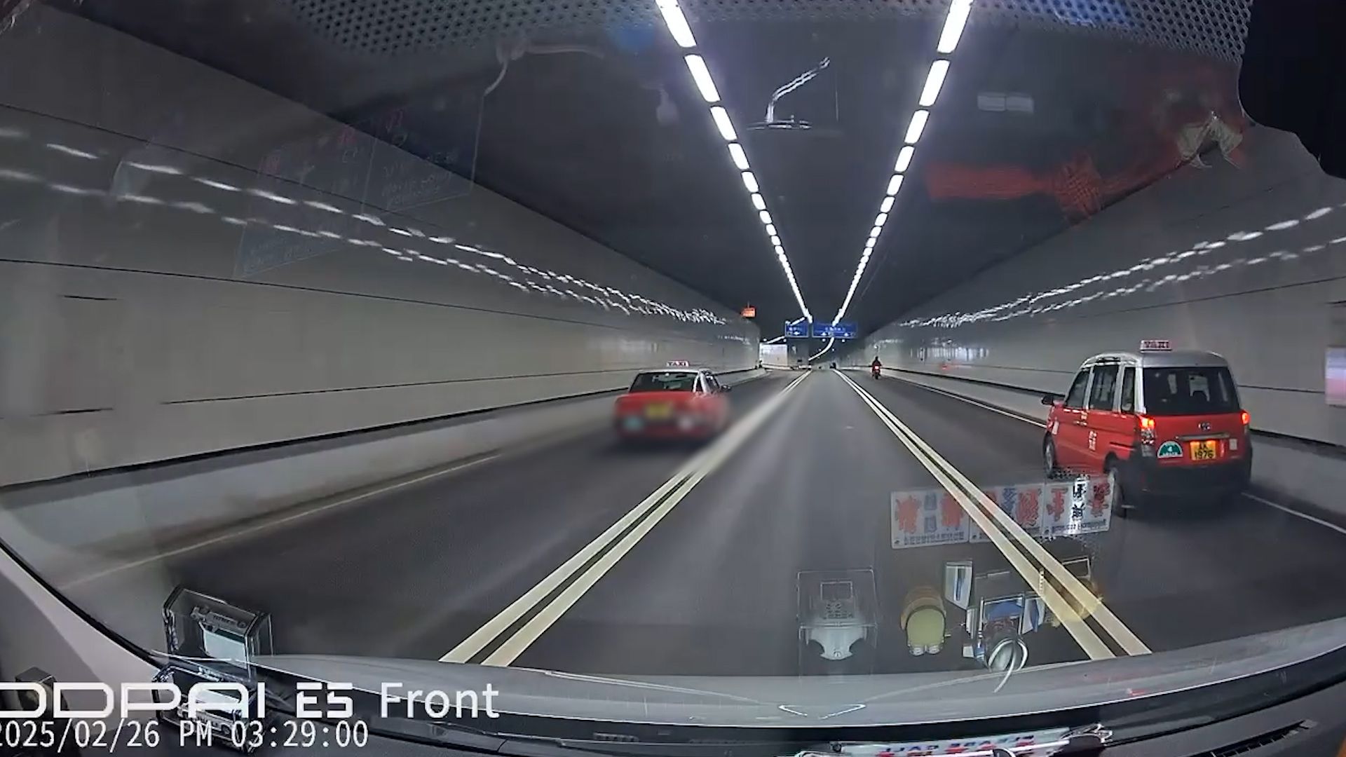 的士無法無天隧道內公然越雙白線。(影片截圖)