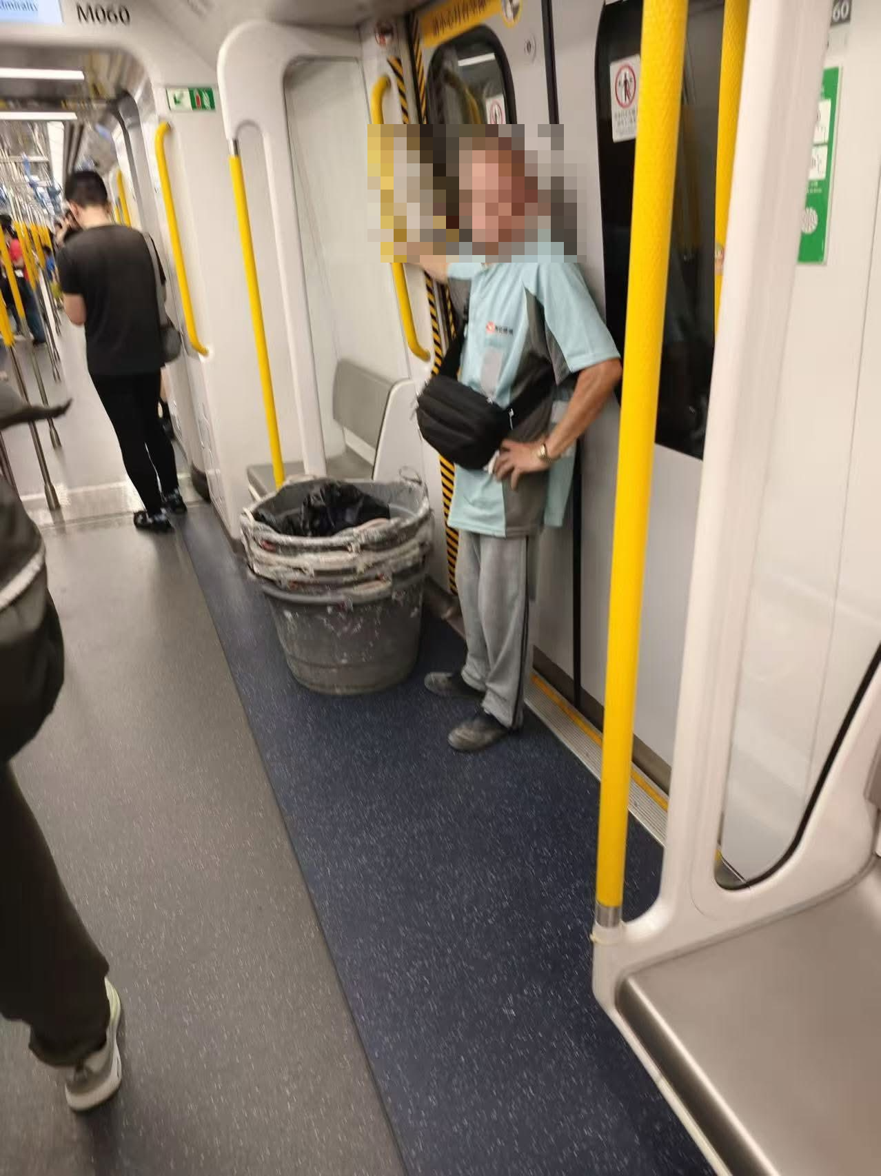 港鐵變「運貨車」工人用作搬泥頭　網民揶揄：港鐵轉埋做運輸物流