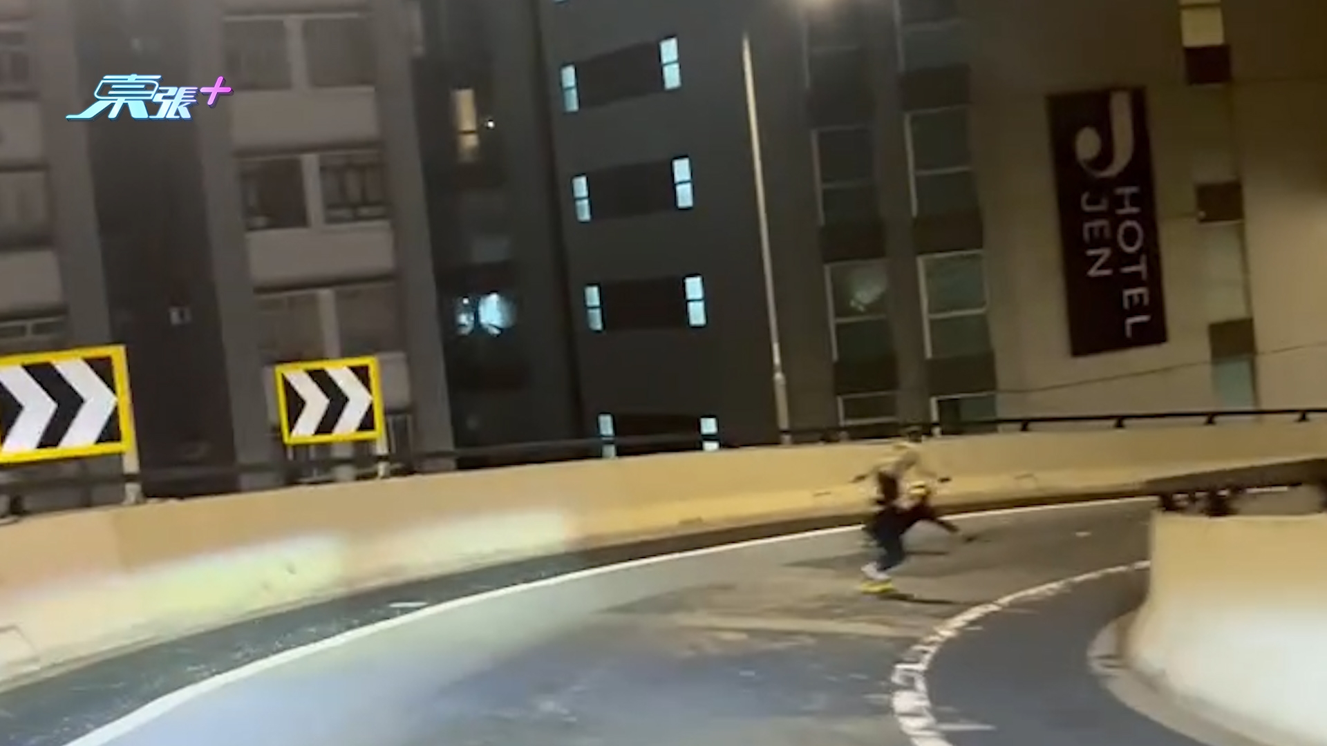 東張西望報料｜滑板友山道天橋公然踩板　高速落斜勁危險　有人聲稱已報警