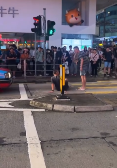 尖沙咀的士司機VS碰瓷黨　男子「詐死」躺路中心司機勁勞氣