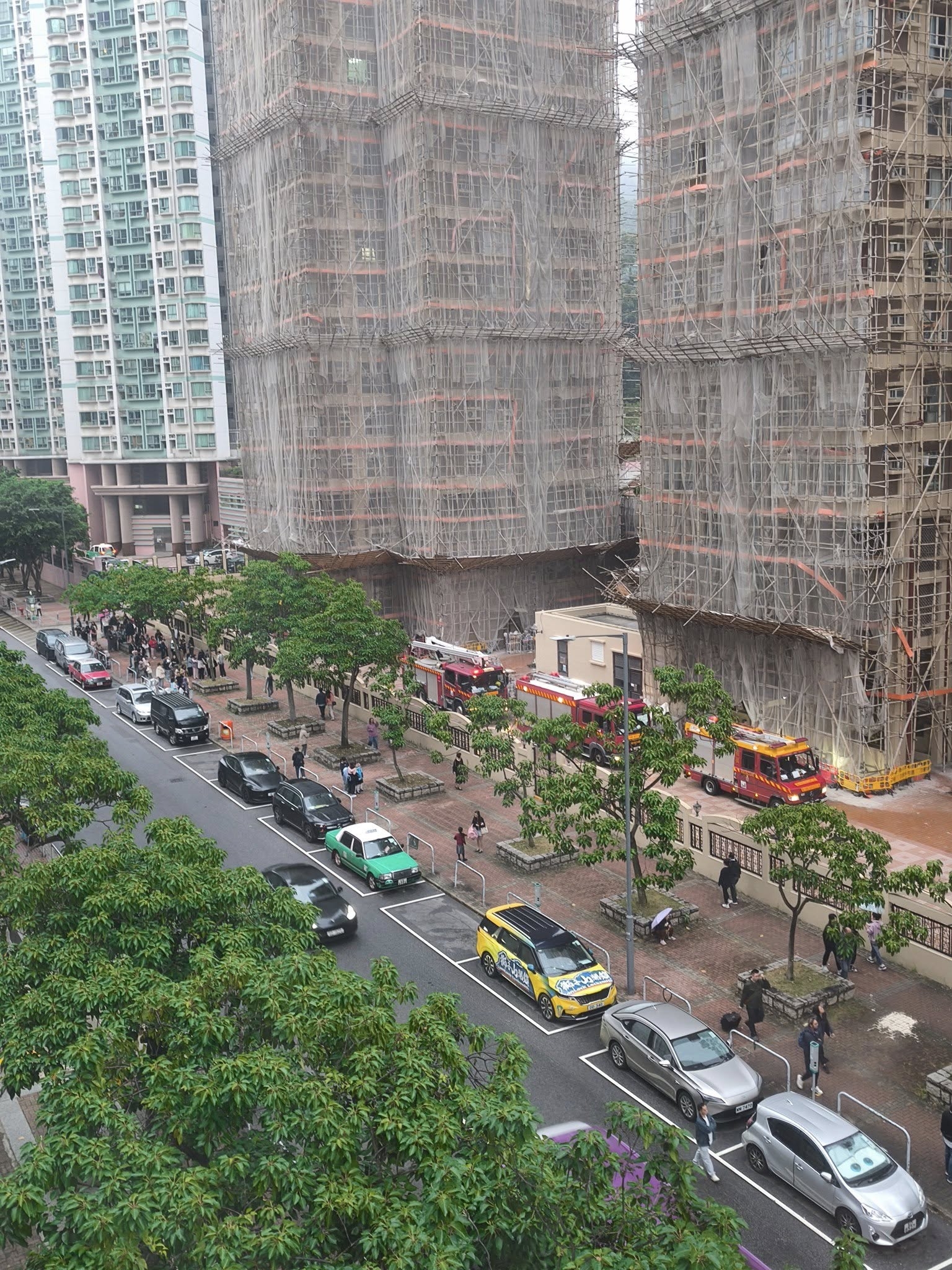 今日（1日）清晨，屋苑第1座一個單位懷疑因電熱水壺上雜物受熱冒煙，現場一度濃煙瀰漫，約50名住戶緊急疏散。