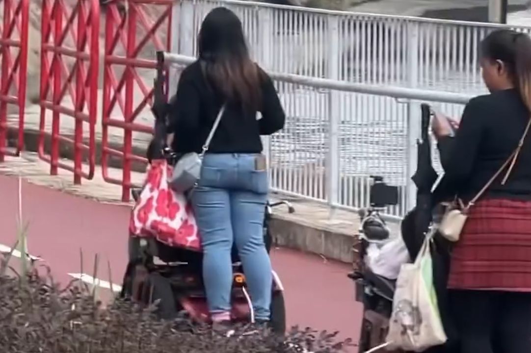 有片｜屯門兩電動輪椅單車徑奔馳，後面仲「載客」勁滋悠！