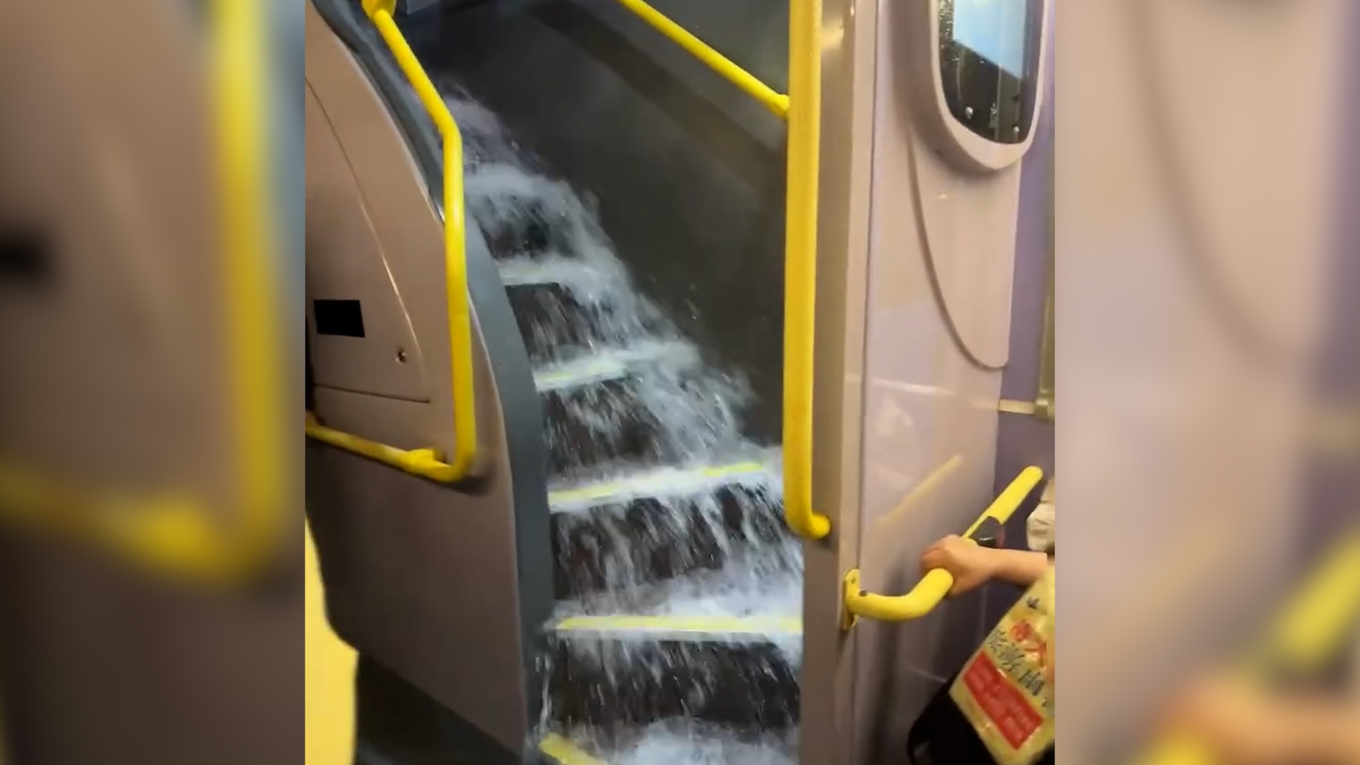 暴雨變「激流探險」？觀光巴士變瀑布　全車內地客濕透影片引爆網絡 （網上影片截圖）
