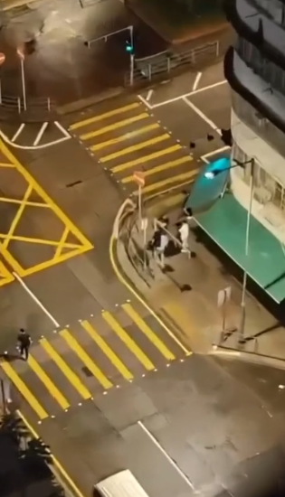 長沙灣MMA｜兩批人手持武器爭執