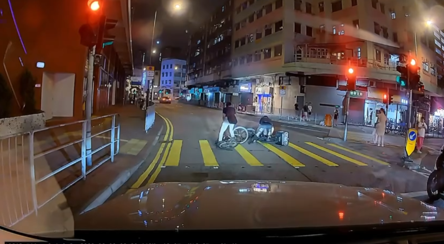 車Cam直擊｜電動單車衝紅燈直衝撞跌單車友