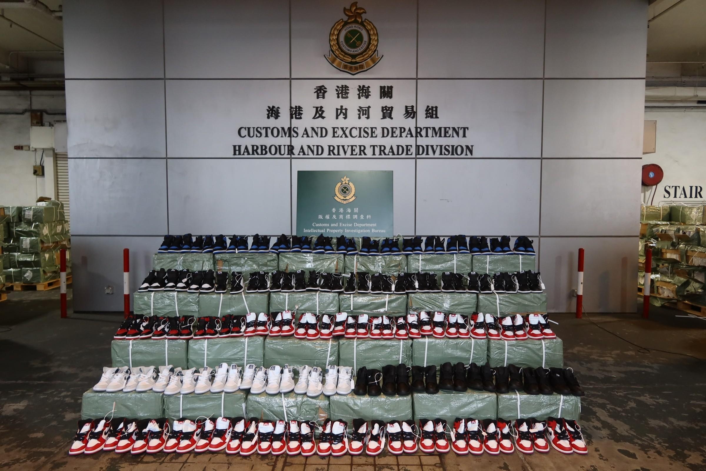 圖示檢獲的懷疑冒牌波鞋。（政府圖片）