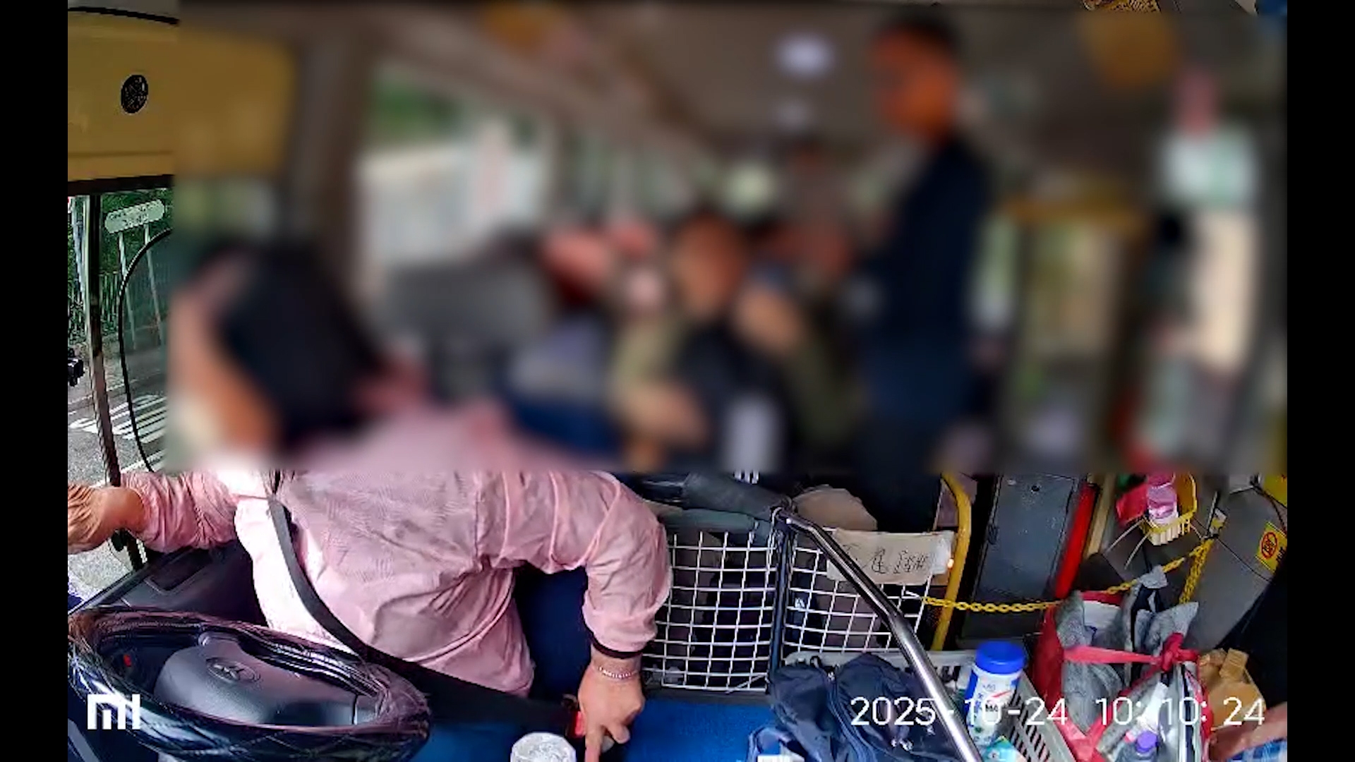 「放蛇」警員隨即盤點沒有扣上安全帶的乘客，警員亦叫乘客拿出身份證，並要求女司機固定開啟車門。在車外，有人員隔窗要求女司機出示駕駛執照。（網上影片截圖）