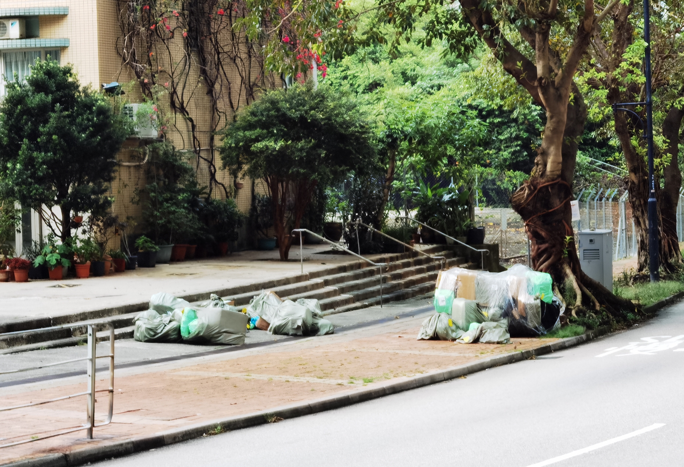 東張西望報料｜馬灣行人路變大型包裹集散地　集運貨物堆滿路邊居民投訴阻街 （觀眾李先生報料提供）