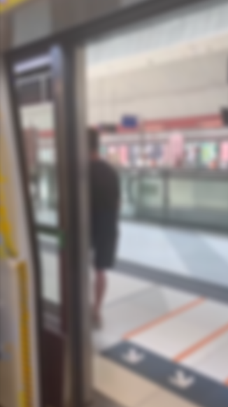 港鐵朗屏站男子不滿被女士撞到　竟轉身大力推人更自稱三合會成員