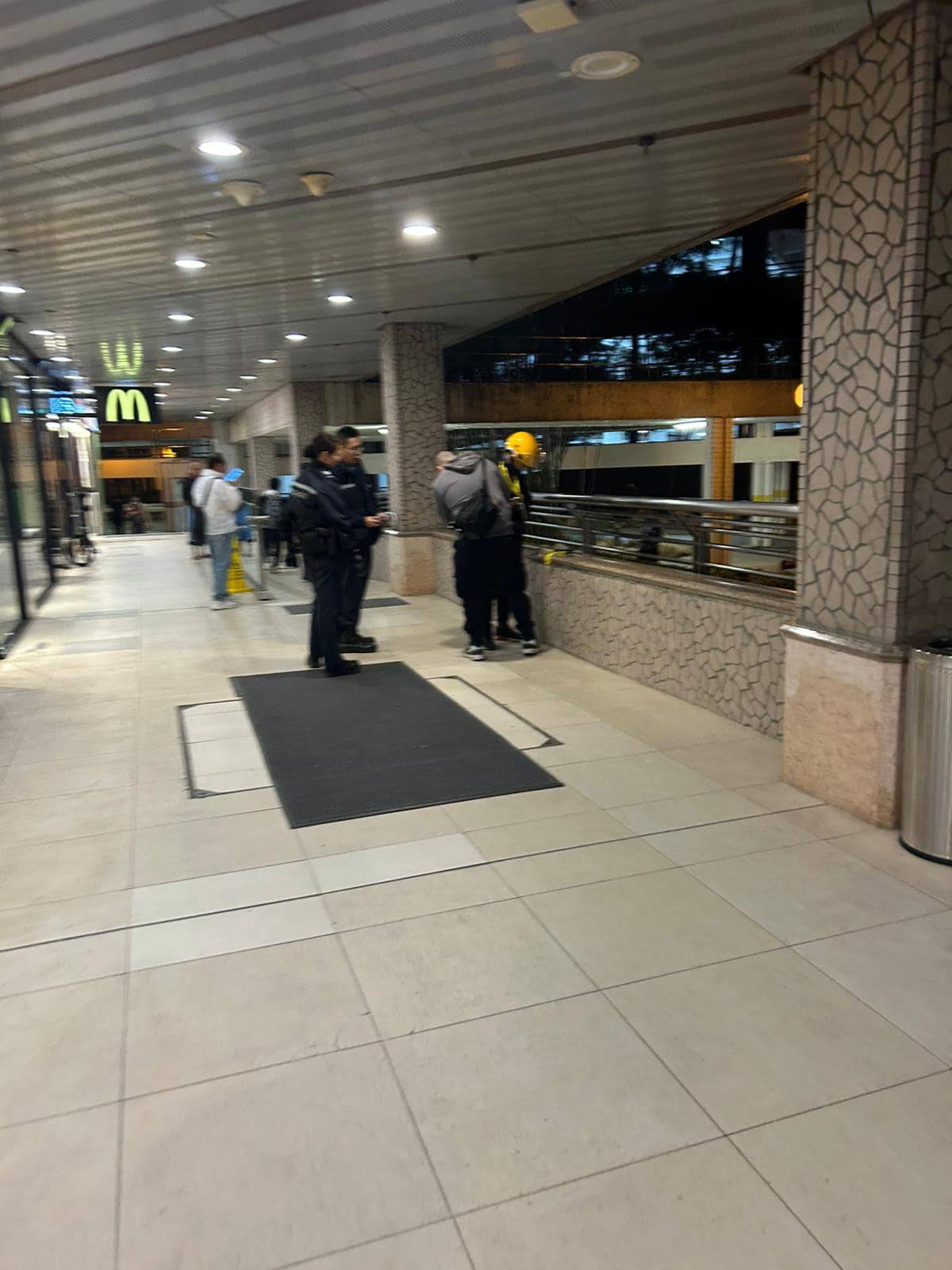 大圍麥當勞外賣男不滿出餐慢，雪糕架掟女職員被捕！