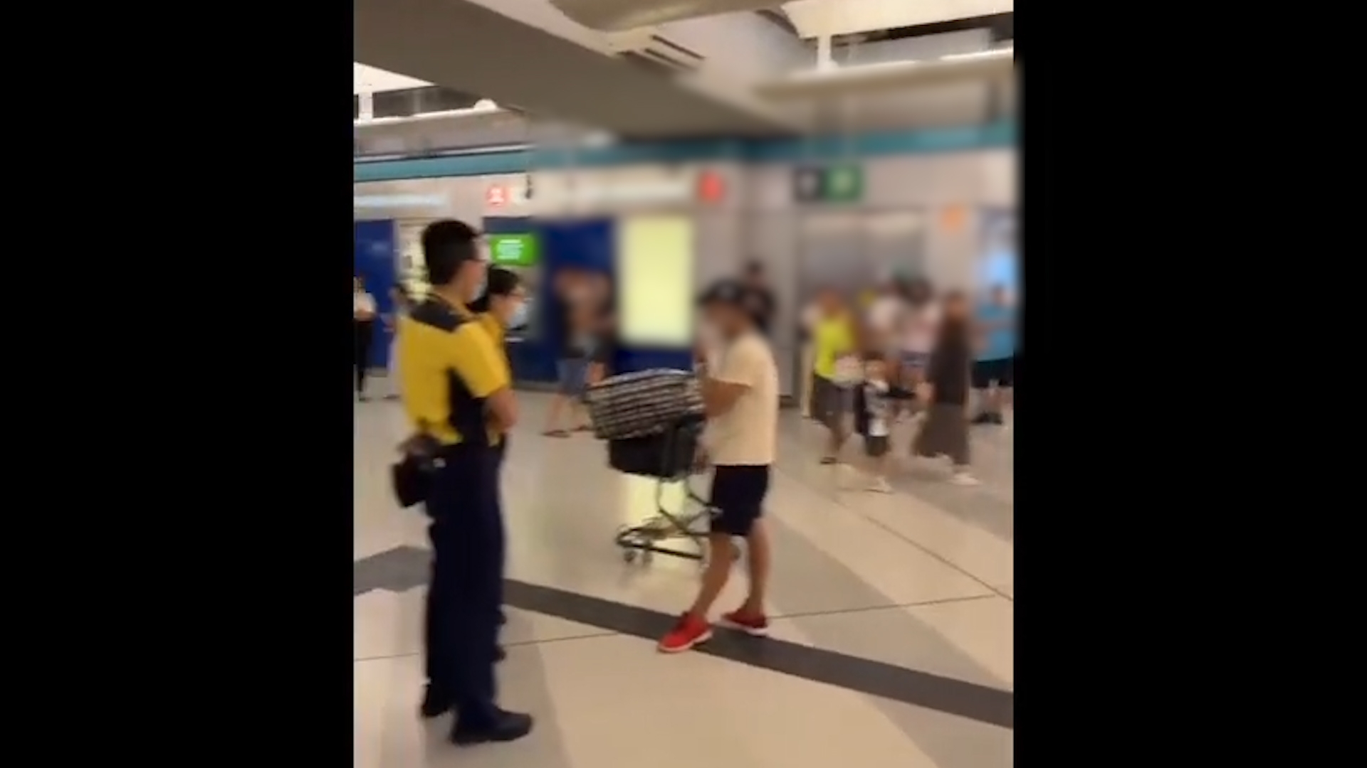 港鐵元朗站男乘客推大型行李遭拒入閘　與職員激烈爭執影片網絡瘋傳