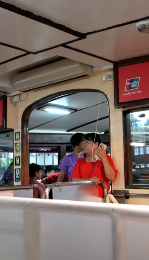 大媽天星小輪拉線插船頂「偷電」煲電話粥　畫面曝光惹網民熱議