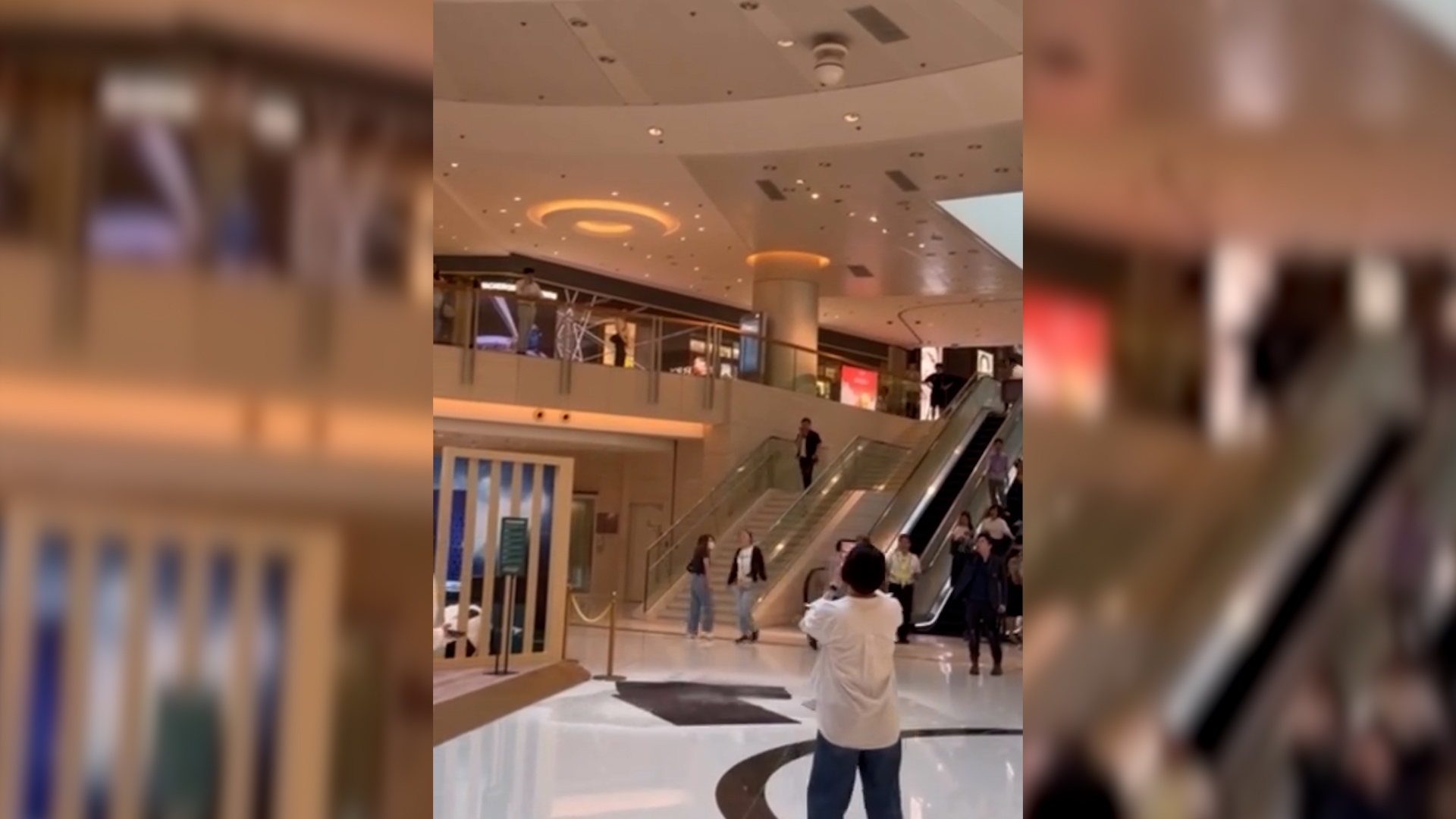 有片｜九龍站圓方商場天窗漏水　大堂變「水舞間」引旁人圍觀