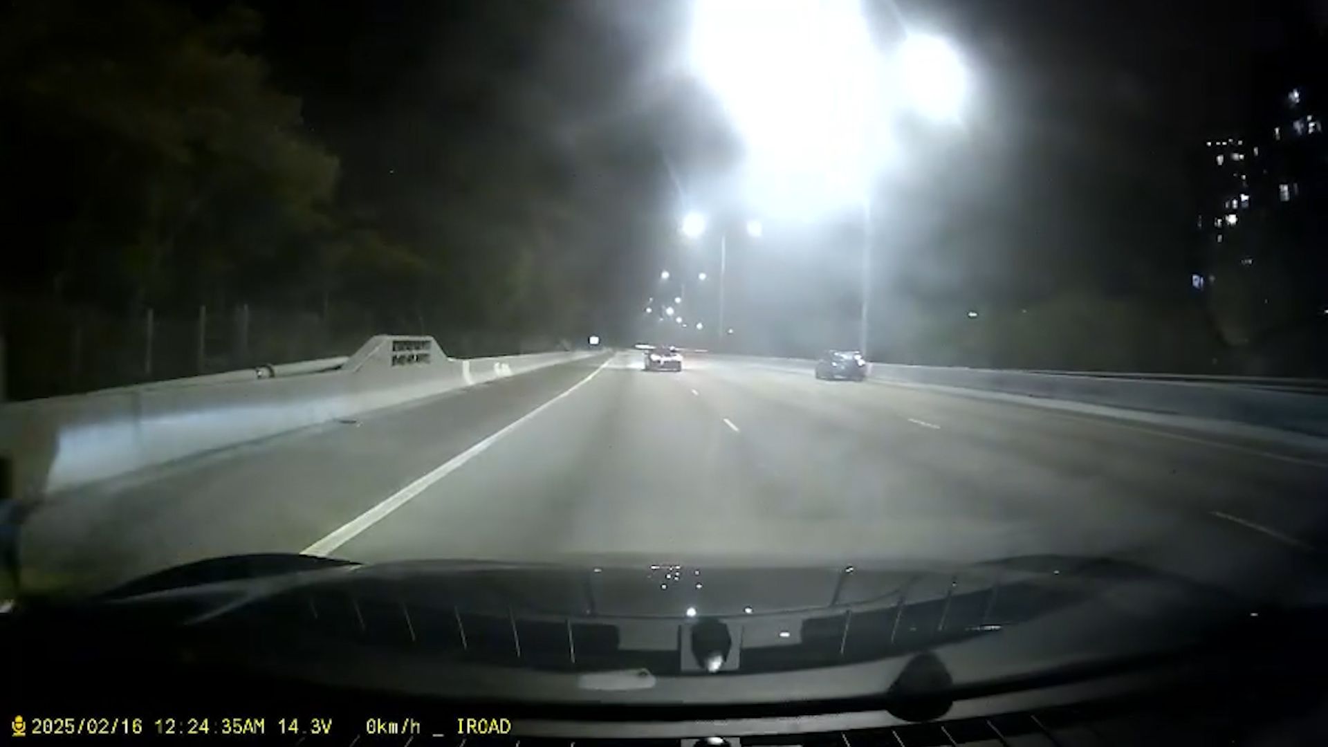 屯門公路私家車疑入彎時「甩尾」。(影片截圖)