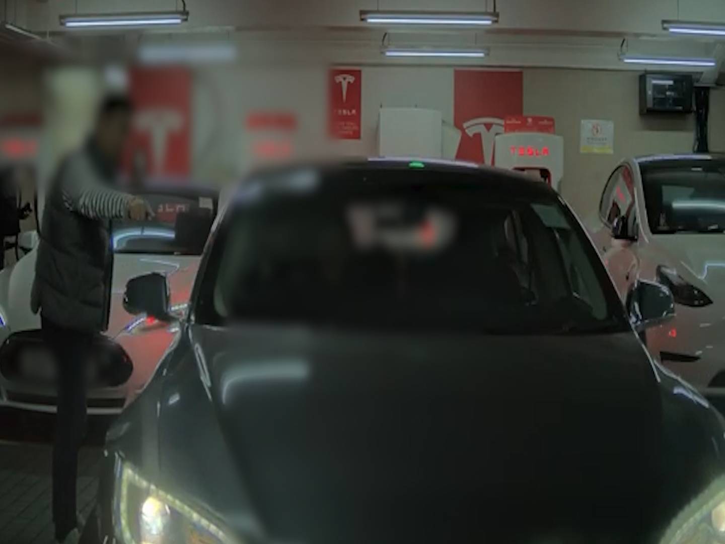Tesla女司機停車場泊車有人睇實都揩花對面