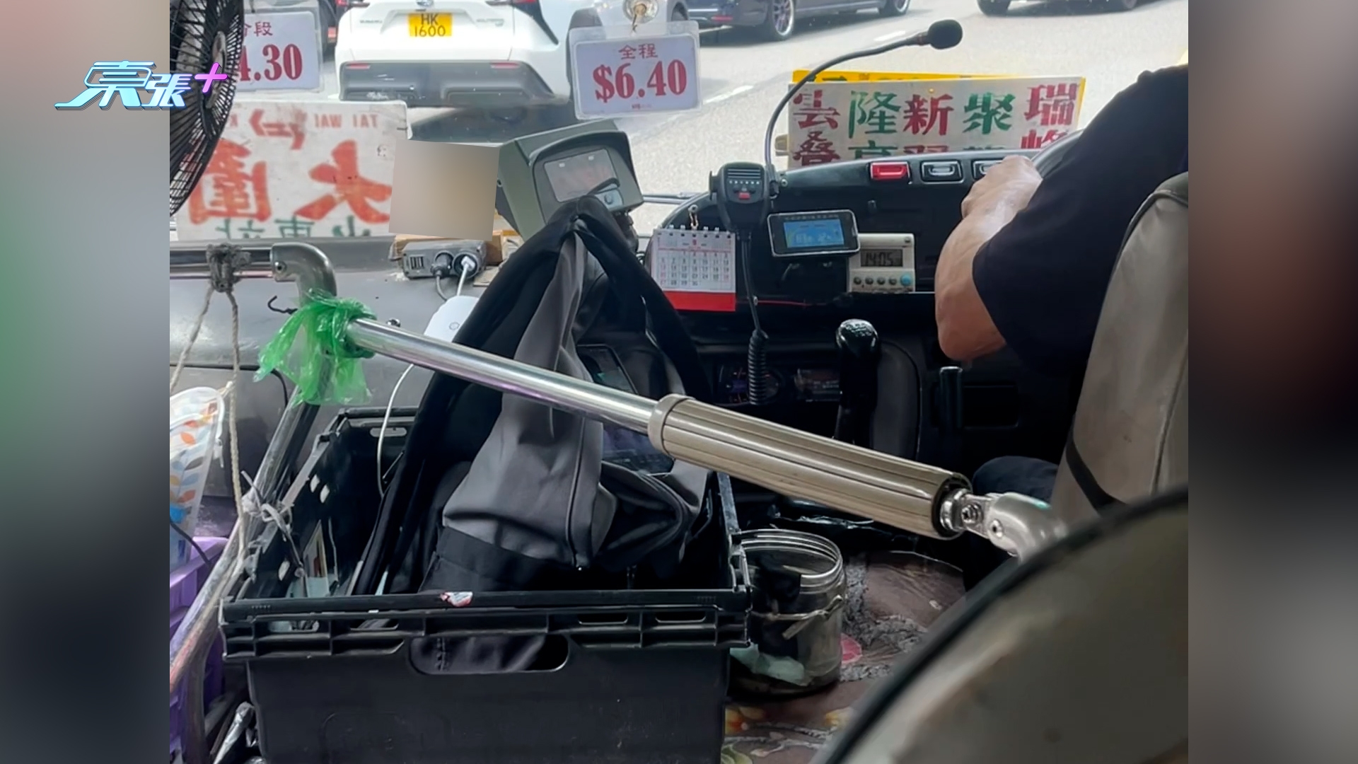 東張西望報料｜專線小巴司機疑一路睇片一路揸車　抖音罐頭笑聲播足10分鐘嚇窒乘客 （觀眾王小姐報料提供）