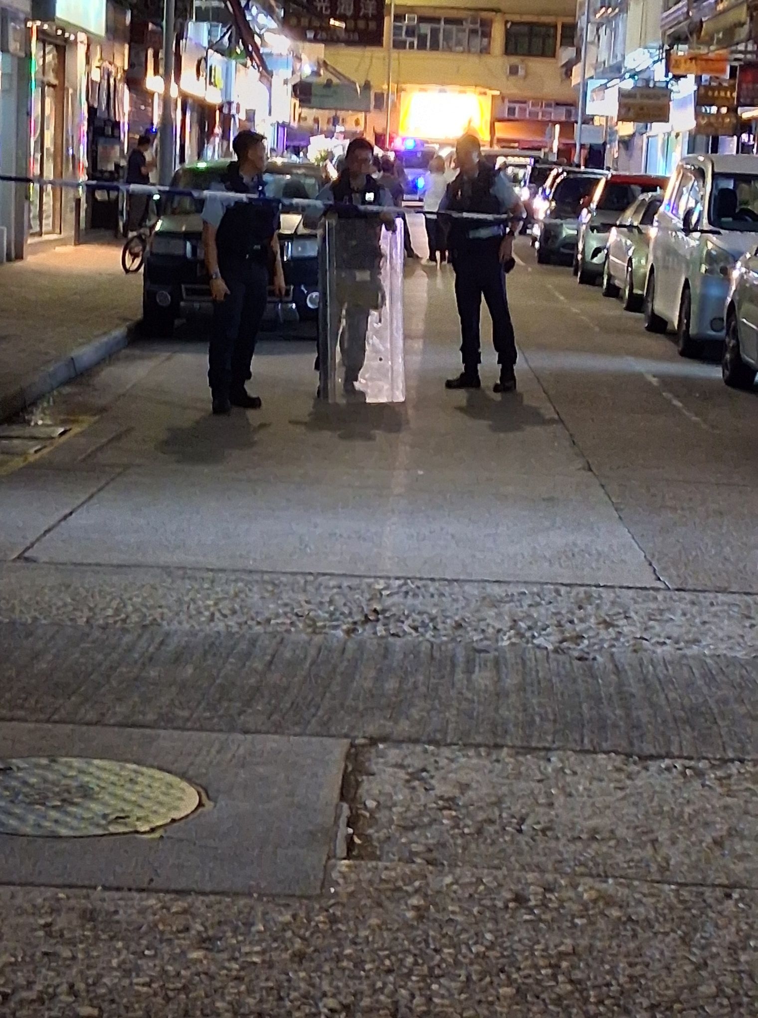 上水遊戲機中心外男子持刀亂揮舞　警員擎槍制服持刀男