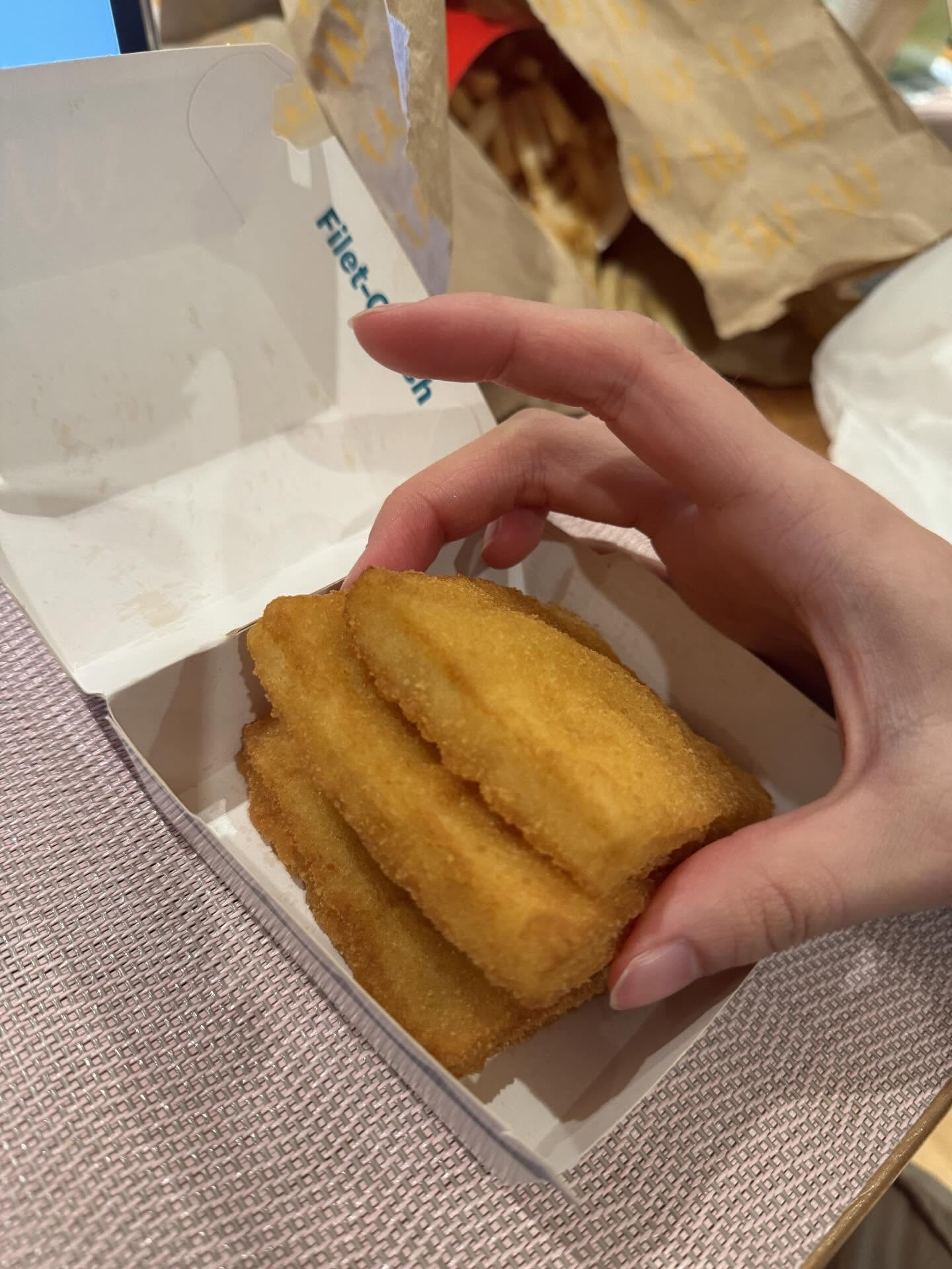 網民加碼曬獵奇經歷：只有魚柳的魚柳包？