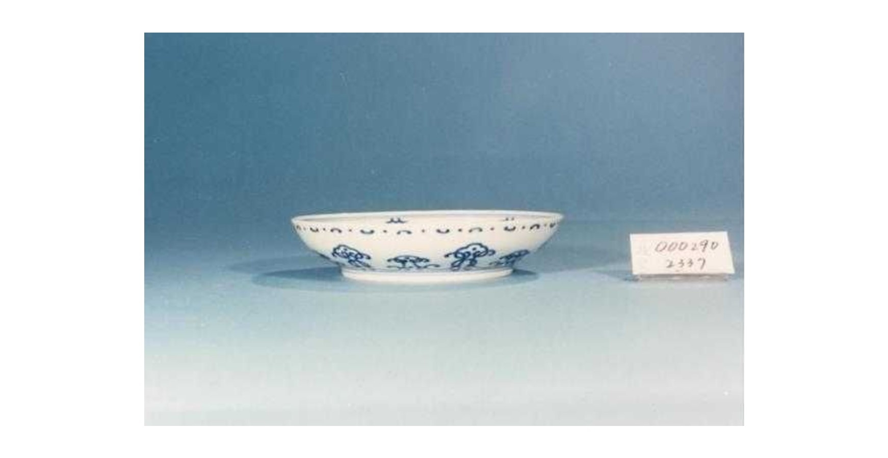 清朝乾隆青花花卉盤。網絡圖片