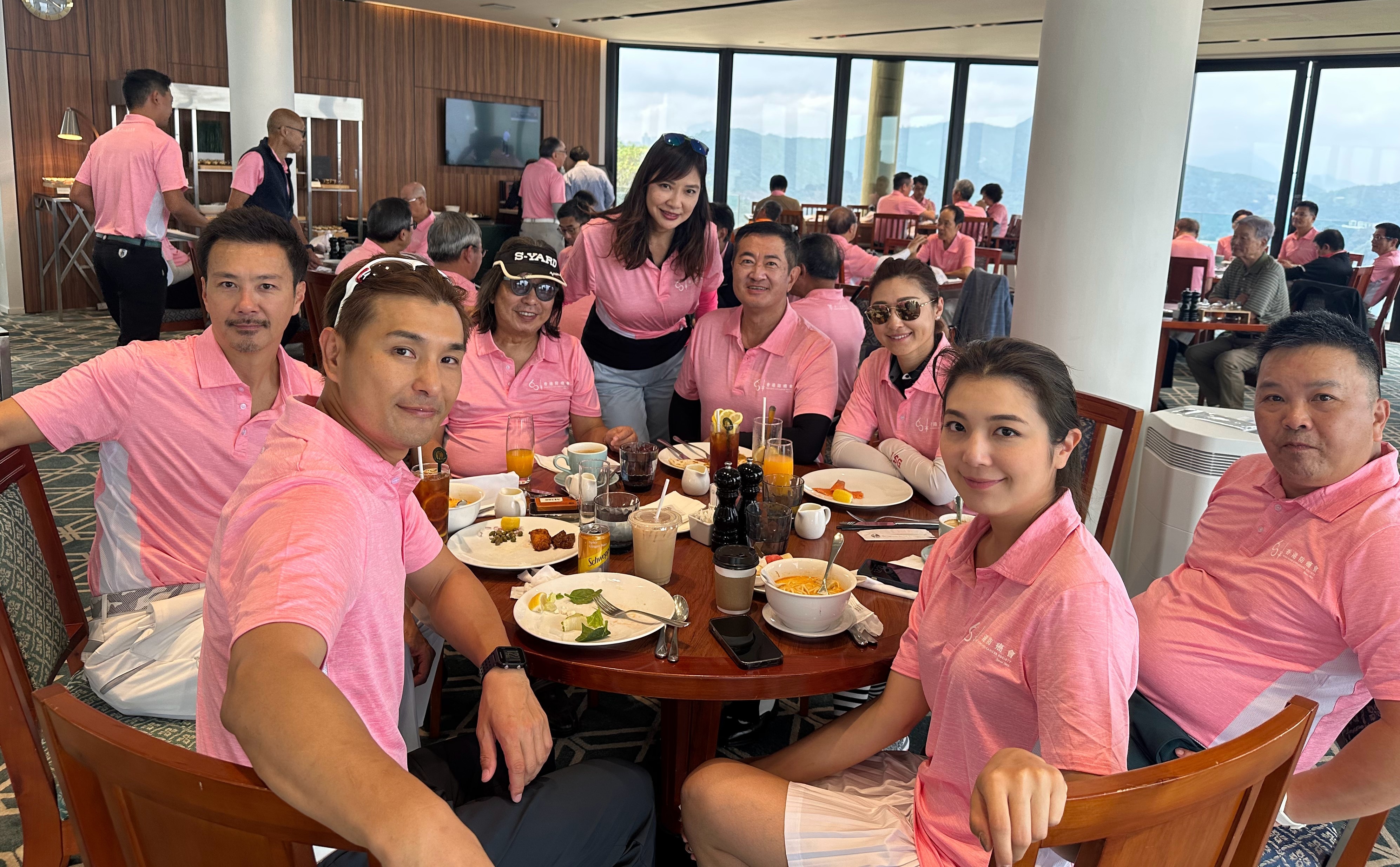 香港藝人高爾夫協會近日出發去中山參與一個慈善比賽。