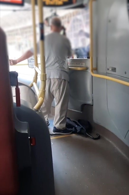 東張西望報料｜九巴阿伯不滿「僅開單邊門」大鬧兼報警　女司機冷靜應對獲讚