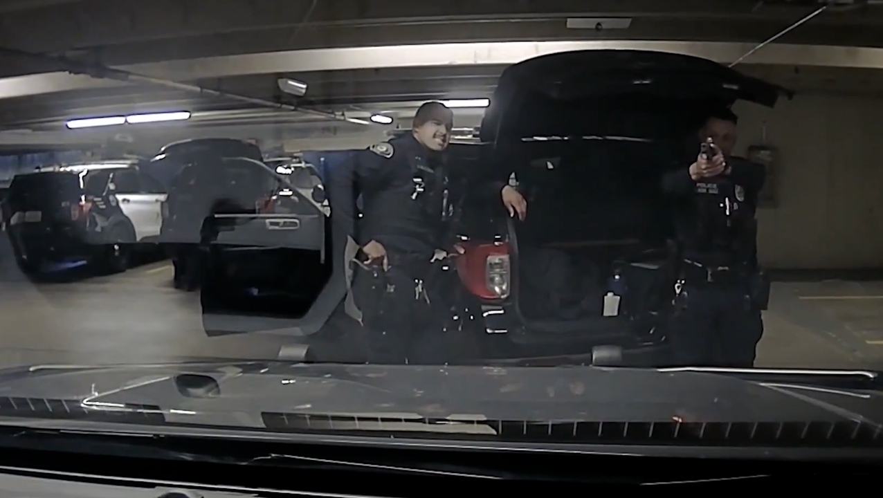 兩名警員上班期間，在警局停車場玩「拔槍互瞄」遊戲